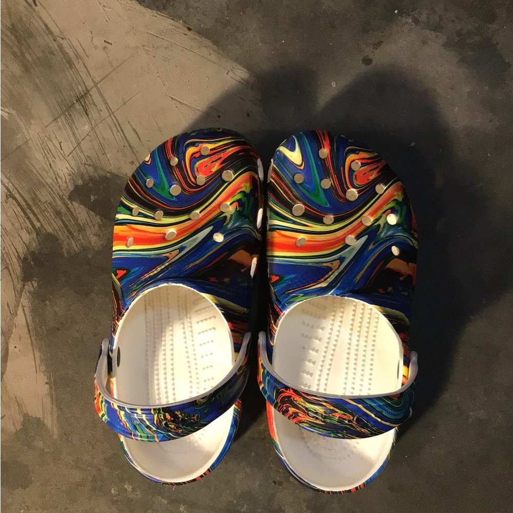 Size 3 big kids crocs excellent condition, worn twice.